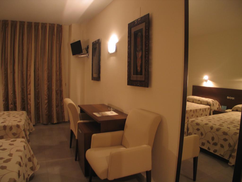 Hotel San Cristobal Кориа Номер фото